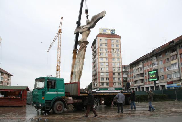 “Bucovina înaripată”: Statuie de 100.000 de euro, mutată pentru a putea fi făcute primele parcări subterane din Suceava