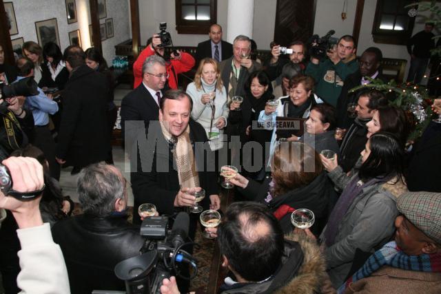 Înainte de plecare, delegaţia diplomaţilor a fost invitată la Palatul Administrativ, la o cupă de şampanie