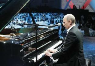 Vladimir Putin a cântat la un concert caritabil, în faţa a numeroase vedete