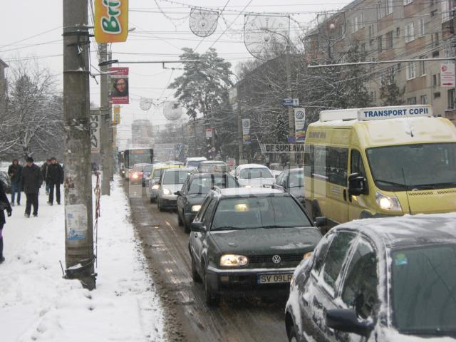 Traficul a fost ieri paralizat pe principala arteră de circulaţie a Sucevei