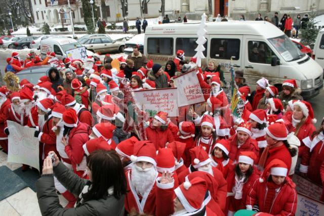 Paradă: Sute de Moşi Crăciun vor invada, marţi, străzile din Suceava