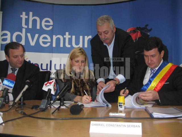 Proiectele au fost semnate de Elena Udrea şi primarul din Câmpulung Moldovenesc, Gabriel Şerban