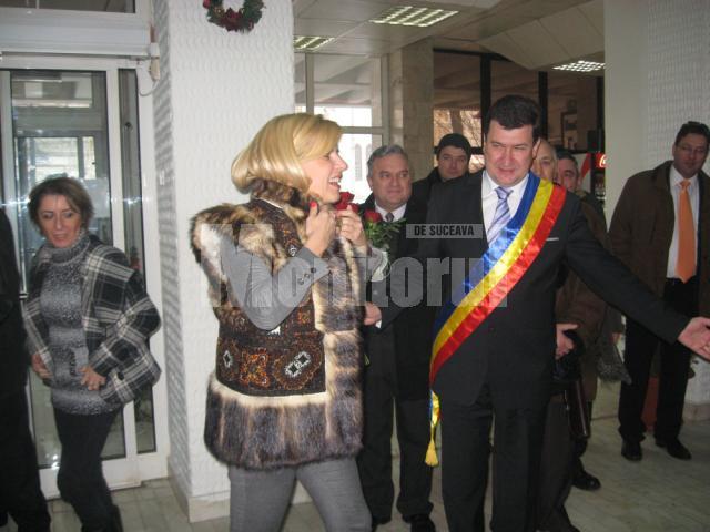 Elena Udrea a îmbrăcat o bundiţă tradiţională din zona Câmpulung Moldovenesc, pe care a purtat-o atunci când a semnat contractele de finanţare