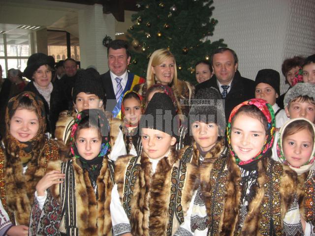 Elena Udrea, împreună cu Gheorghe Flutur, a făcut o fotografie cu elevii care i-au colindat pentru a o publica în revista şcolii