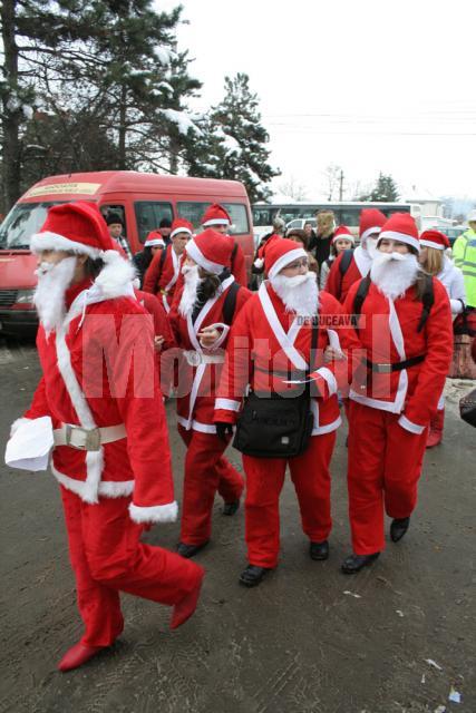 Paradă: Sute de Moşi Crăciun vor „invada” marţi străzile din Suceava