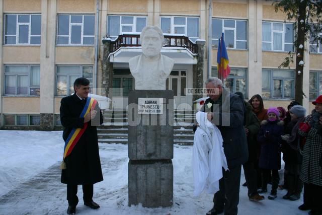 Bustul poetului Adrian Păunescu a fost dezvelit  de primarul Ioan Pavăl şi academicianului Mihai Cimpoi, preşedintele Uniunii Scriitorilor din Republica Moldova