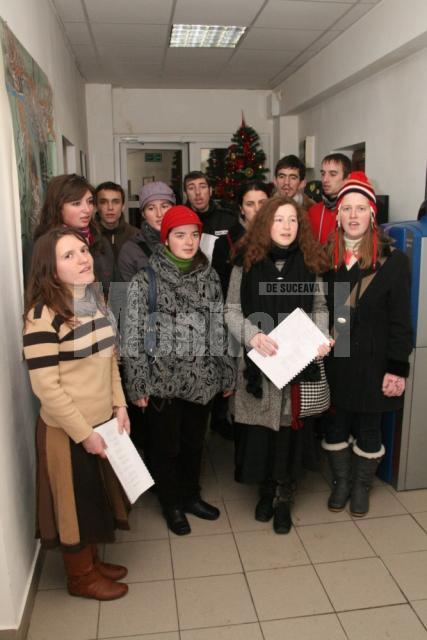 După cum este tradiţia: Studenţi din „ASCOR” Suceava au colindat redacţia „Monitorul de Suceava”