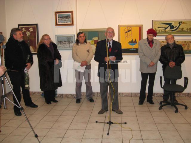 Criticul de artă Valentin Ciucă prezentând expoziţia lui Corneliu Tincu