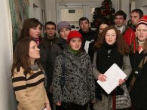 După cum este tradiţia: Studenţi din „ASCOR” Suceava au colindat ieri redacţia Monitorul de Suceava