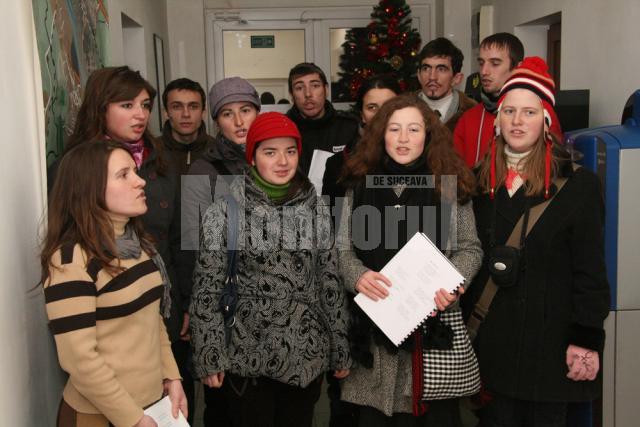 După cum este tradiţia: Studenţi din „ASCOR” Suceava au colindat ieri redacţia Monitorul de Suceava