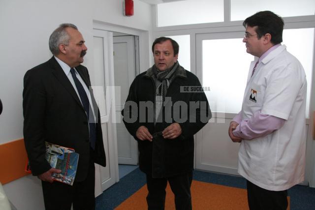 Managerul Spitalului Suceava, Vasile Rîmbu, preşedintele Consiliului Judeţean, Gheorghe Flutur, şi şeful secţiei Ortopedie, dr. Răzvan Bandac