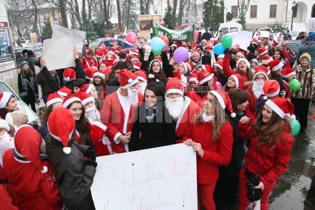 Autorităţile locale şi judeţene au fost colindate ieri de sute de Moşi Crăciun