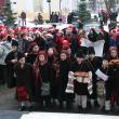 În spiritul sărbătorilor: Sute de Moşi Crăciun au colindat ieri autorităţile locale şi judeţene