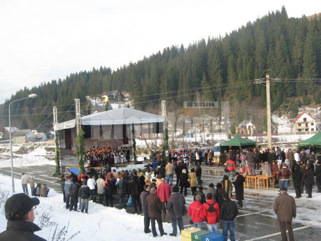 Mai multe grupuri de colindători din judeţ au participat joi la Festivalul „Colinda Colindelor”, eveniment organizat la Suceviţa