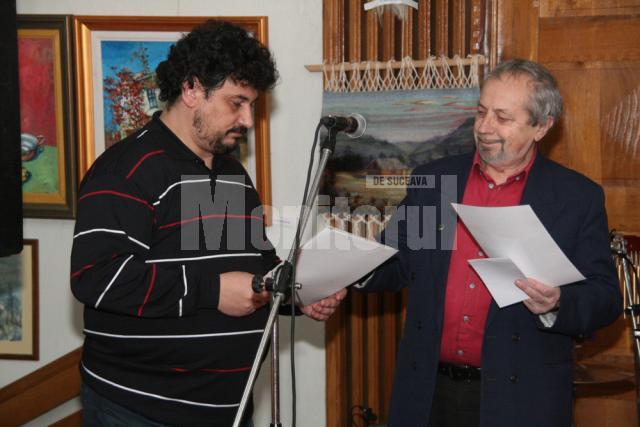 Constantin Emil Ursu înmânându-i lui Ion Beldeanu Diploma de excelenţă