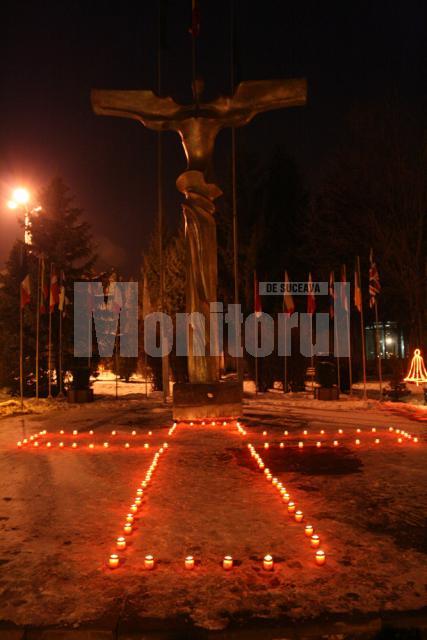 Crucea din limânări aprinse pe platoul din faţa Monumentului Eroilor şi Martirilor Bucovinei