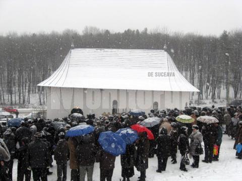 La biserica păstorită de mezinul familiei, Dimitrie Mihoc, s-a ţinut slujba de înmormântare a celor trei