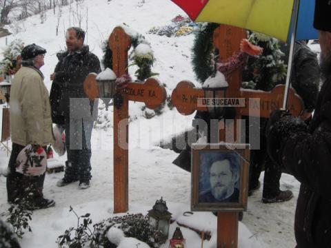 În Cimitirul familiei Mihoc, în fiecare an mai apare cate o cruce