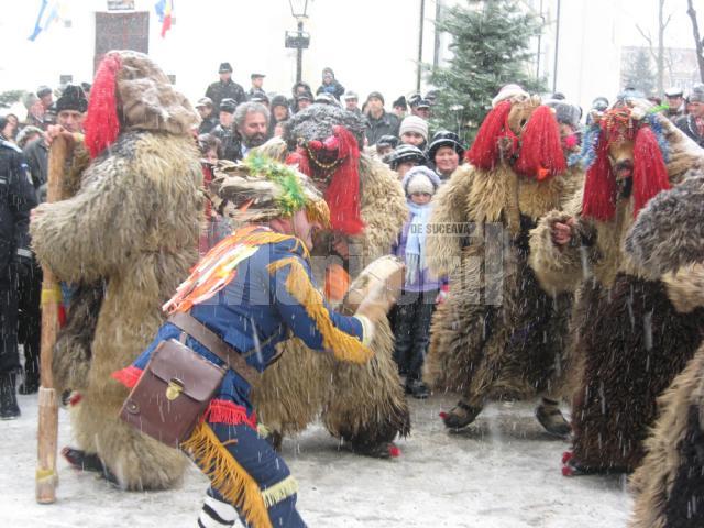 Parada tradiţiilor populare a culminat cu un spectacol care a atras mii de oameni în centrul oraşului