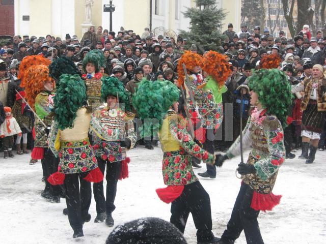Parada tradiţiilor: Urşi, capre şi urători au invadat străzile Sucevei
