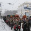 Parada tradiţiilor: Urşi, capre şi urători au invadat străzile Sucevei
