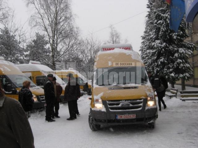 Dotare: Şase localităţi din Suceava au primit marţi microbuze pentru transportul elevilor