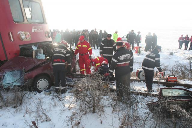 Cele patru persoane - o femeie şi trei bărbaţi - aflate în maşina lovită de tren au fost găsite decedate. Foto: Monitorul de Botoşani