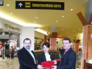 Ioana Tancău, primind cheile de la  autoturismulVolkswagen Polo de la reprezentanţii Iulius Mall şi Auto Mitric