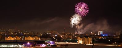 Focul de artificii de la miezul nopţii a luminat cerul Sucevei timp de 10 minute. Foto: Honey CRAMARIUC