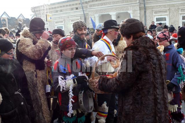 Urători puţini şi Revelion în stradă la Fălticeni