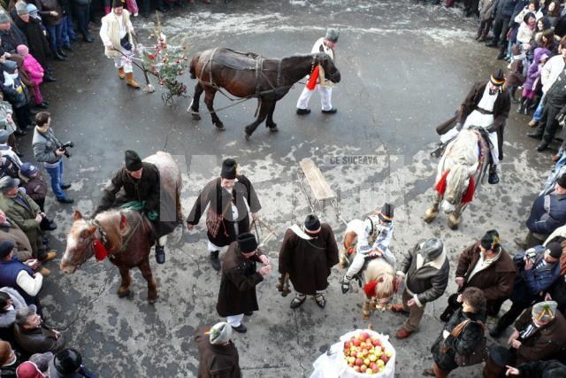 Urători puţini şi Revelion în stradă la Fălticeni