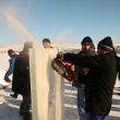 Obicei vechi: Cruci de gheaţă, confecţionate de pompierii civili din Bosanci