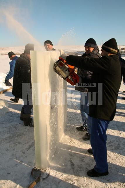 Obicei vechi: Cruci de gheaţă, confecţionate de pompierii civili din Bosanci
