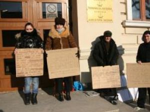 Cei patru protestatari aflaţi în greva foamei