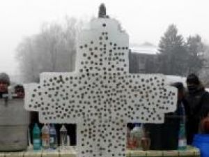 La Fălticeni: Cruce de gheaţă şi bănuţi pentru dorinţe