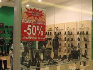 Din 15 ianuarie magazinele pot vinde îmbrăcăminte şi încălţăminte la preţ redus, după ce notifică primăria cu privire la perioada de soldare