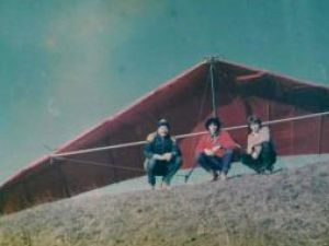 Cu deltaplanul roşu, pe dealurile de la Moara, împreună cu alţi pasionaţi de zbor, în 1985