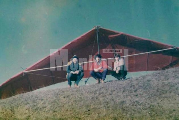 Cu deltaplanul roşu, pe dealurile de la Moara, împreună cu alţi pasionaţi de zbor, în 1985