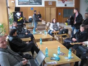Zeci de persoane au aşteptat ore întregi să zboare din Suceava spre Bucureşti