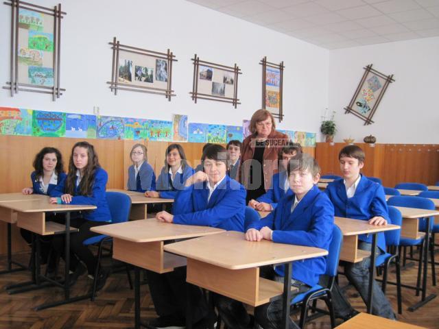 O sală de curs de la Şcoala cu clasele I-VIII Nr. 4 „Regina Elisabeta” din municipiul Rădăuţi a fost reabilitată în proporţie de sută la sută