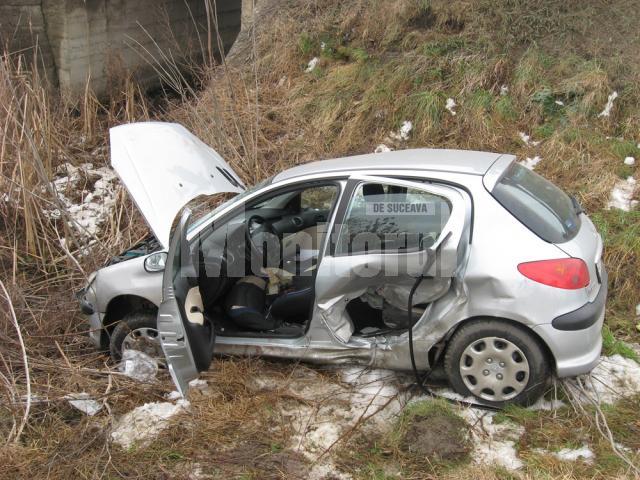 Maşina pe care o conducea Ionela Apostol a ieşit de pe carosabil şi s-a oprit într-un şanţ de pe câmpul de la marginea drumului