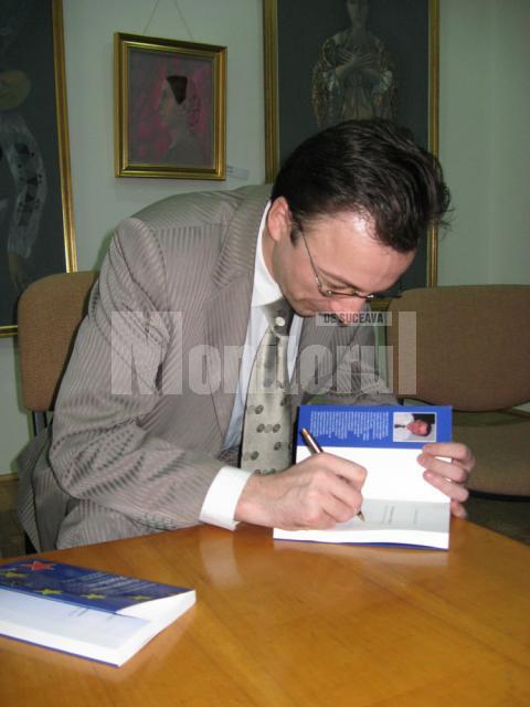 Autorul, Gheorghe-Gabriel Cărăbuş, oferind autografe