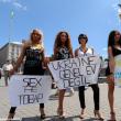 Câteva femei au protestat topless într-un cimitir din Kiev