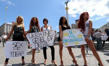 Câteva femei au protestat topless într-un cimitir din Kiev