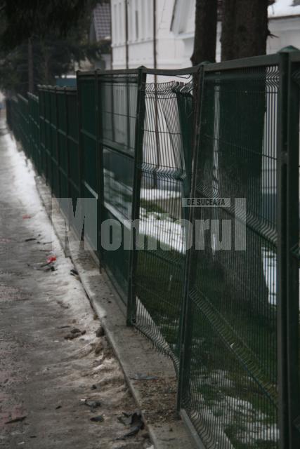 Maşina închiriată de cei doi suspecţi s-a oprit în gardul Spitalului Judeţean Suceava