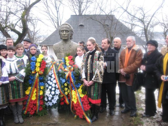 Gheorghe Flutur: „Suntem la statuia lui Mihai Eminescu, aici, la Călineşti, unde astăzi am venit să-l comemorăm pe marele poet”