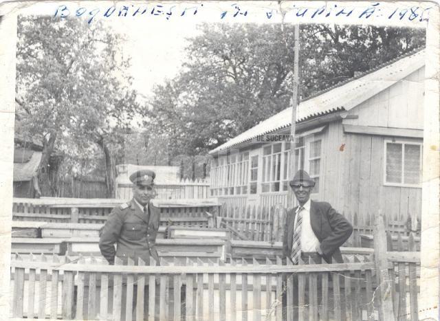 Tatăl lui Marian Cotaibă,  cel cu ochelari, în curtea casei de la Bogdăneşti