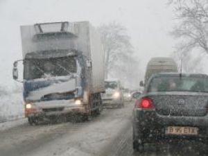 Conducătorii vehiculelor care nu sunt dotate cu anvelope de iarnă în sezonul rece vor fi penalizaţi cu 9 până la 20 de puncte, amendă şi reţinerea certificatului de înmatriculare sau înregistrare al maşinii