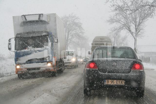 Conducătorii vehiculelor care nu sunt dotate cu anvelope de iarnă în sezonul rece vor fi penalizaţi cu 9 până la 20 de puncte, amendă şi reţinerea certificatului de înmatriculare sau înregistrare al maşinii