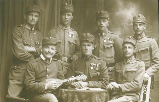 Imagini din muzeul Bucovinei din Ellis -  Soldaţii bucovineni din Schwartzthal (acum Vadu Negrilesei, Suceava), în uniforme de Primul Război Mondial. Foto: BUKOVINASOCIETY.ORG